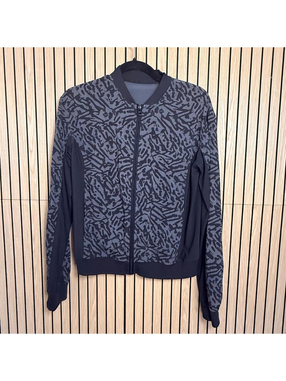 068 Lululemon Black & Gray Patterned Zip-Up Jacket (Size 8, EUC)